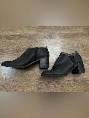 Life Stride Black Leather Ankle Heeled Boots with Side Zipper